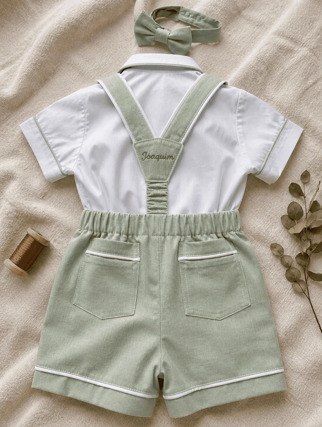 Camisa Social do Conjunto Versátil · vista de costas com bordado do nome · tricoline branco · colarinho com entretela dupla · grade 2 a 8 anos
